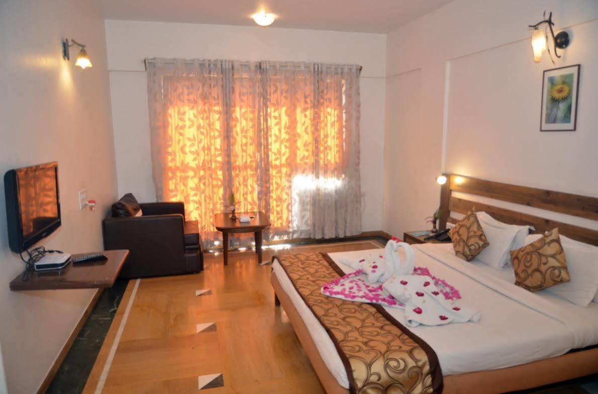 Sapphire Hotell Lonavala Exteriör bild